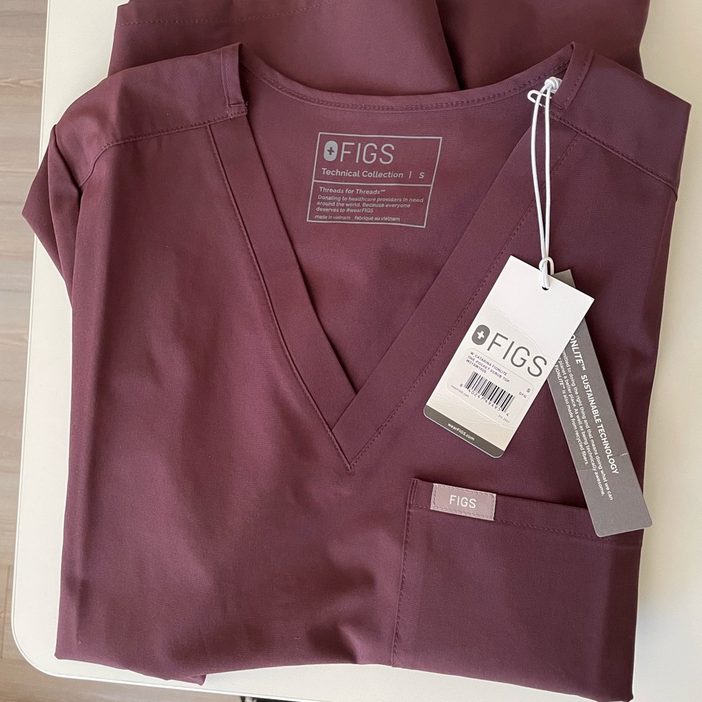 Figs Catarina top fionlite color dark fig size small NEVER WORN BRAND NEW